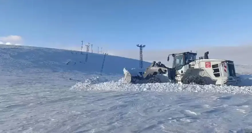 İlçe kara gömüldü:Kar kalınlığı 3 metreyi buldu, ulaşım kar tünellerinden sağlanıyor 5