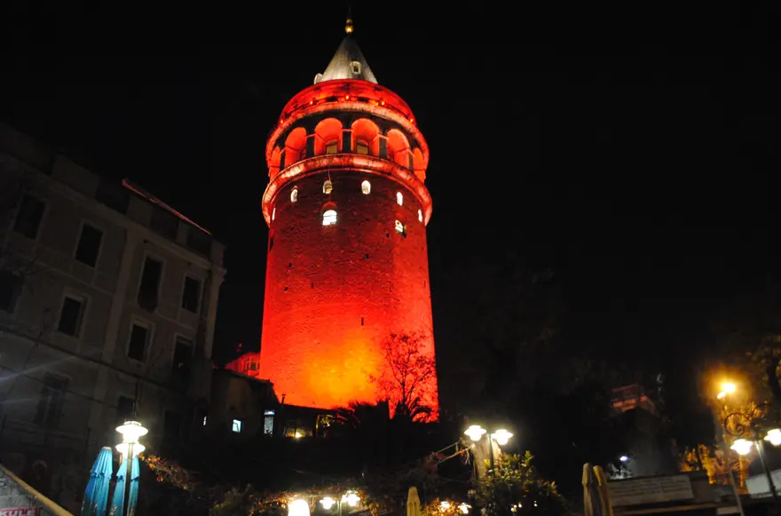 Galata Kulesi kırmızı beyaza büründü 2