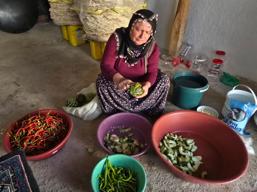 Geleneksel kış hazırlıkları başladı: Binbir emekle hazırlanıyor 4