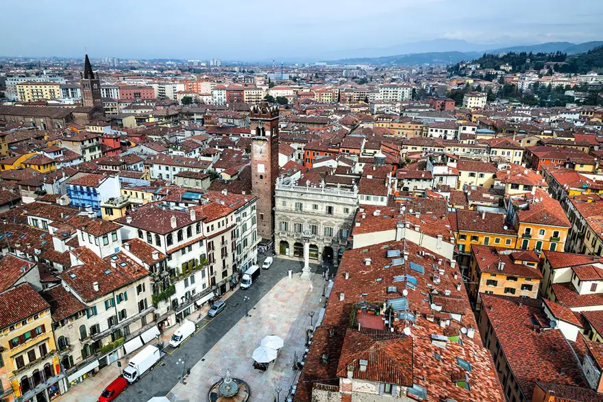 verona gezi rehberi, verona rehberi, verona gezilecek yerler, verona görülecek yerler, romeo ve juliet'in şehri, Adige Irmağı, Bra Meydanı, Casa di Giulietta, Castelvecchio, Erbe Meydanı, Via Mazzini 10