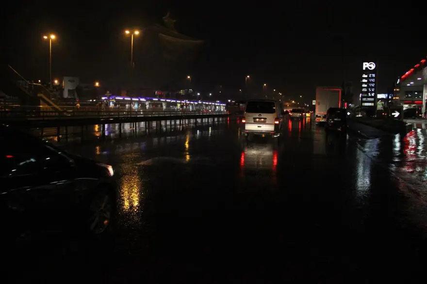 İstanbul'da şimşekli gece 7