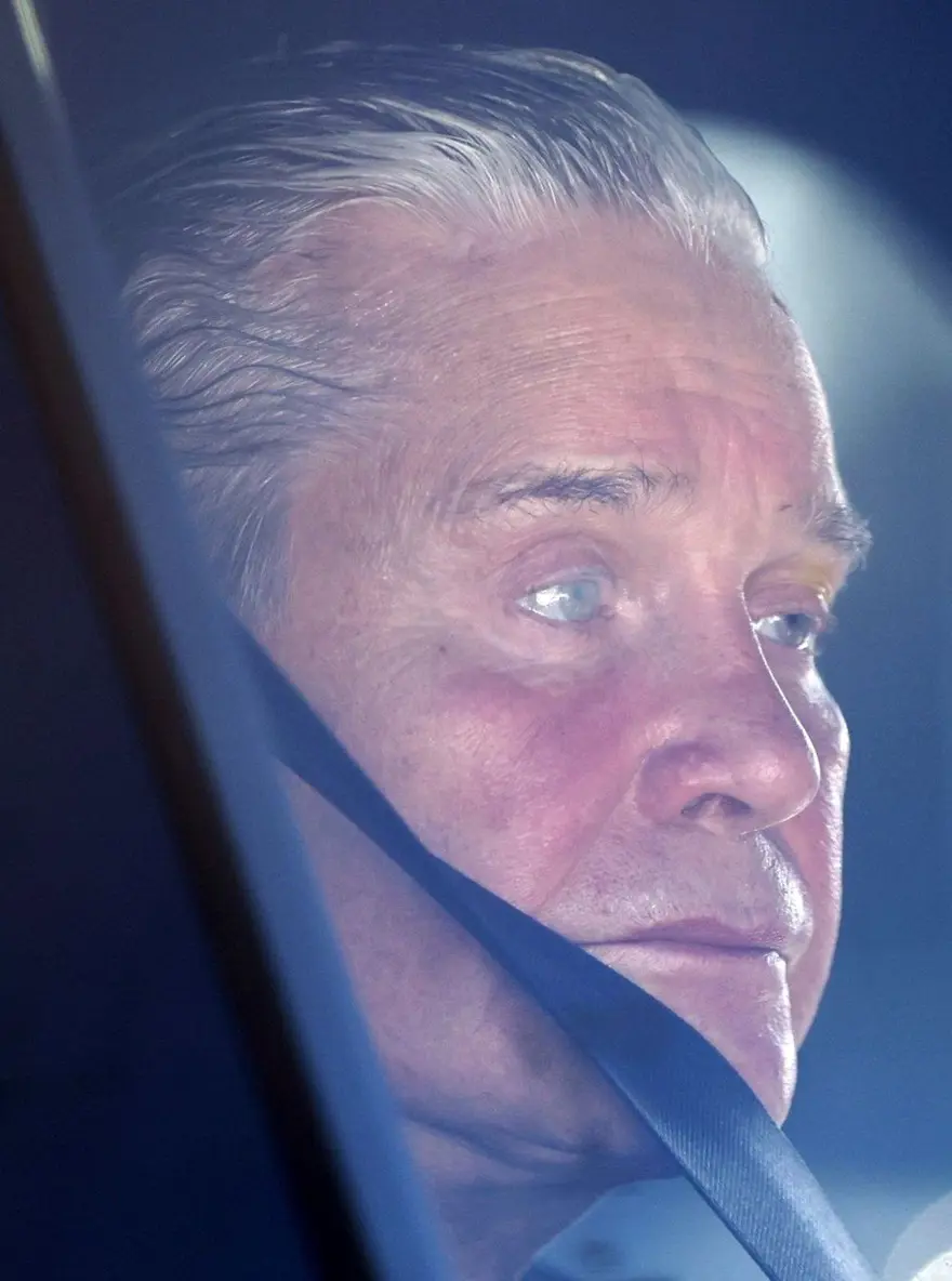 Parkinson'a yakalanan Ozzy Osbourne bu kez bastonla 