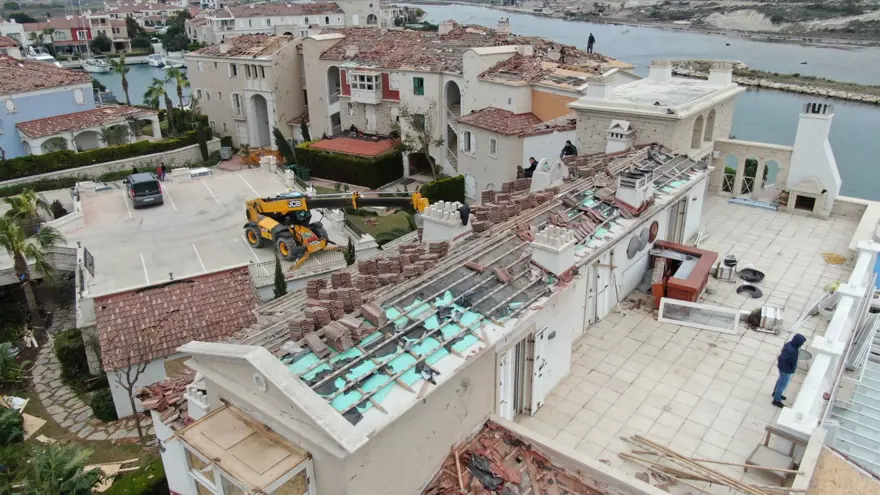 İzmir Çeşme'de hortumun geride bıraktığı hasar için çalışmalar sürüyor 3