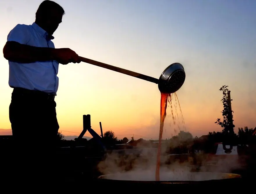 Kazanda kaynatılıp paylaşılıyor: Bereket getirdiğine inanılıyor Kazanda kaynatılıp paylaşılıyor: Bereket getirdiğine inanılıyor