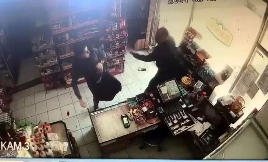 Siyasi broşür kavgasında yeni görüntü: Pompalı tüfekle saldırdılar 4 Siyasi broşür kavgasında yeni görüntü: Pompalı tüfekle saldırdılar 4