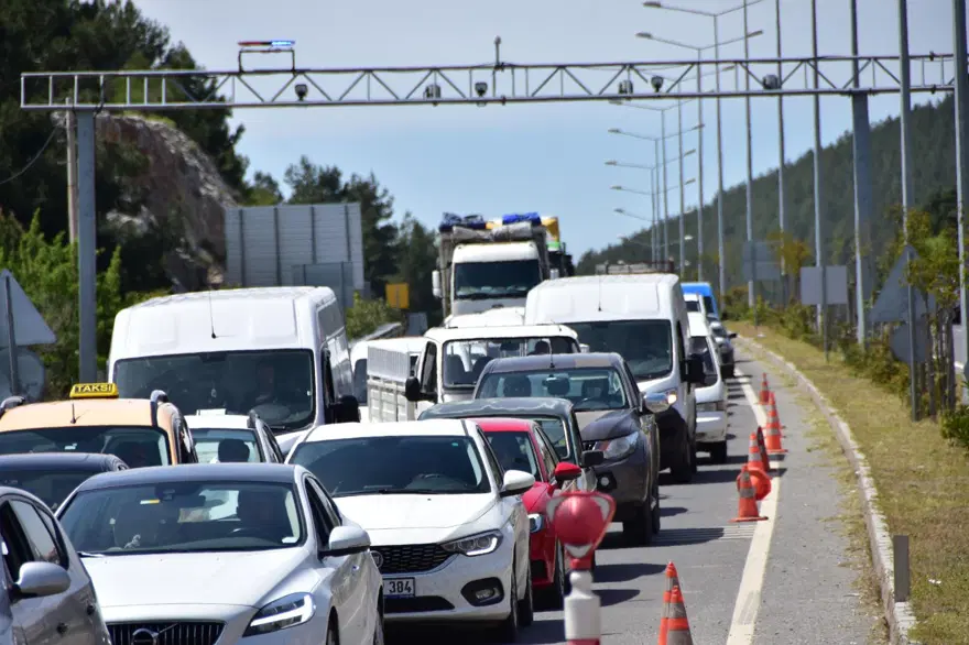 Muğla'da 4 kilometrelik araç kuyruğu 
