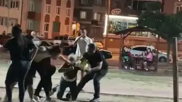Parkta tekmeli yumruklu kavga