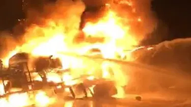Otoyolda devrilen akaryakıt yüklü tanker alev alev yandı