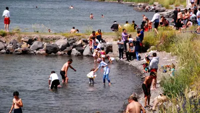 Kışın buz tutan Çıldır Gölü, yaz aylarında serinlemek isteyenlerin akınına uğruyor