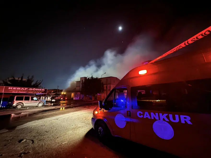 Adana'da Mobilyacılar Sitesi'nde yangın: 6 iş yeri küle döndü 6 Adana'da Mobilyacılar Sitesi'nde yangın: 6 iş yeri küle döndü 6