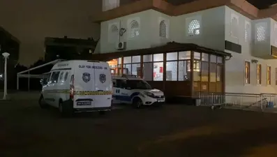 Camiye gelen cemaat cansız bedenle karşılaştı