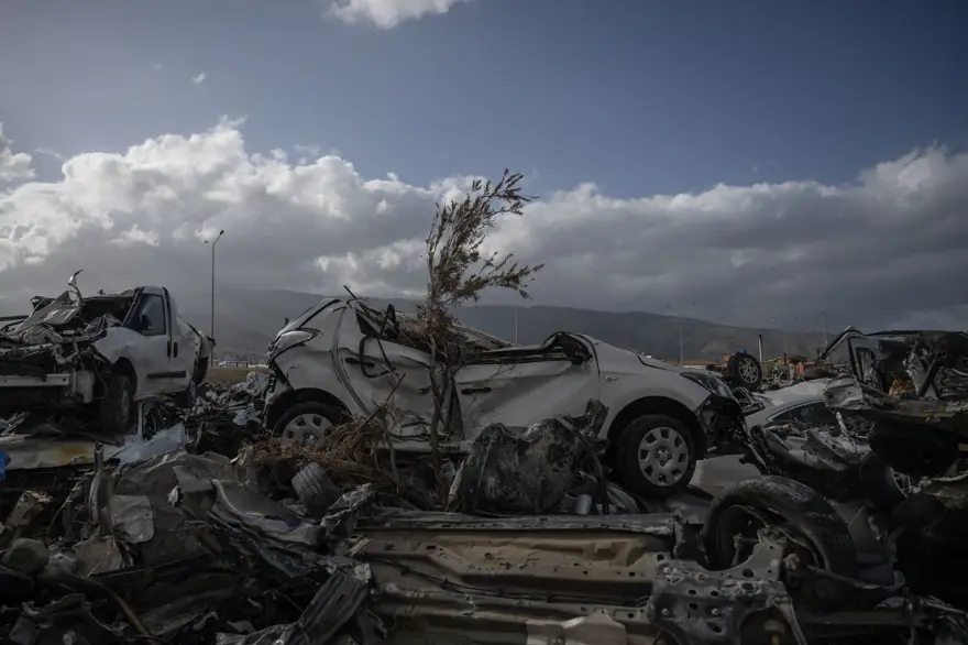 "Araba mezarlığı" felaketin boyutunu gözler önüne seriyor 2