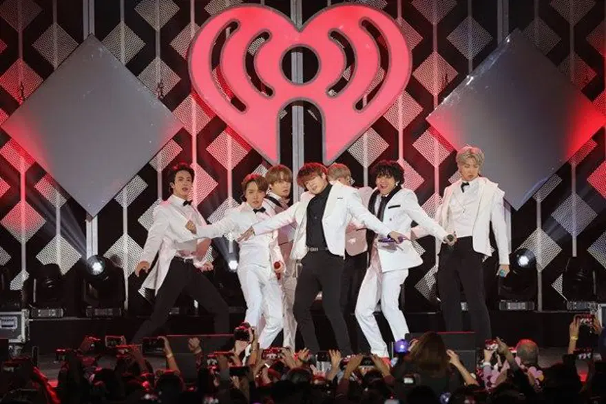BTS yeni şarkısı Dynamite'la rekor kırdı: Yarım saatte 12 milyon izlenme 4 BTS yeni şarkısı Dynamite'la rekor kırdı: Yarım saatte 12 milyon izlenme 4