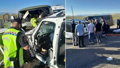 Bayburt'ta hafif ticari araç ile minibüs çarpıştı: 2 ölü, 6 yaralı