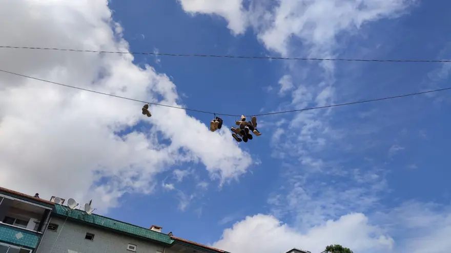 Tellere asılı ayakkabılar merak uyandırdı 2