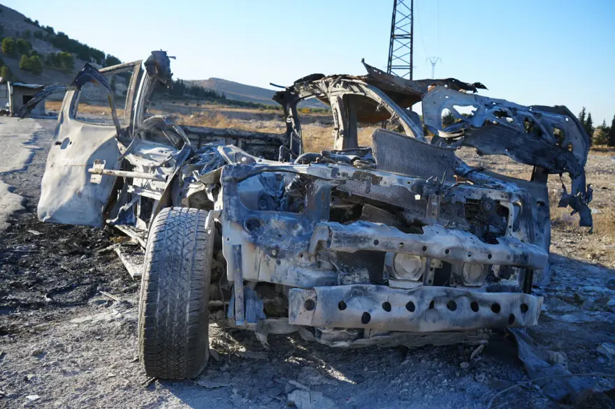 Münbiç'ten kaçan teröristler araçlarını ateşe verdi 11