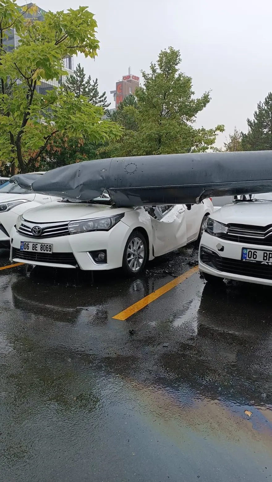 Üzerine savaş uçağının yakıt tankı düşen otomobil için hasartespitine itiraz: “300 bin lira civarında kaybım var” 