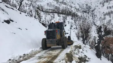Diyarbakır'da kar nedeniyle kapanan mahalle yolları açıldı