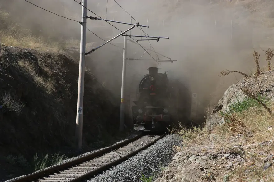 Atatürk'ü 100 yıl önce Pozantı'ya getiren buharlı kara tren yeniden Pozantı'da 