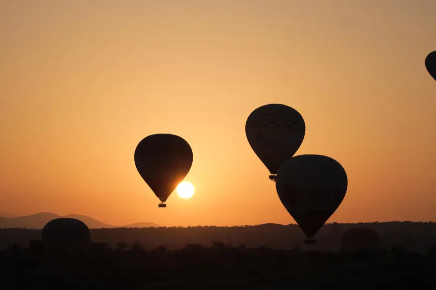 Kapadokya'da balonlar Türk bayrakları ve Atatürk posteri ile uçtu 12 Kapadokya'da balonlar Türk bayrakları ve Atatürk posteri ile uçtu 12