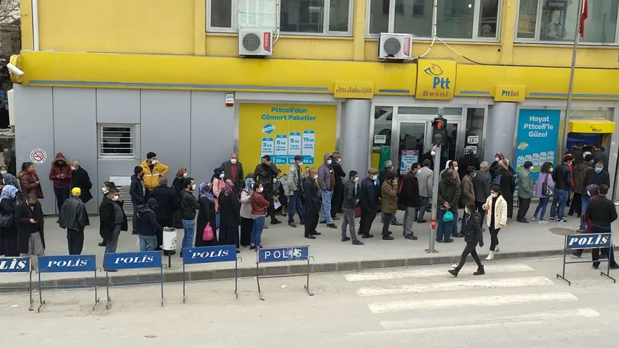 PTT şubesi önünde uzun kuyruk: Sosyal mesafe unutuldu 6