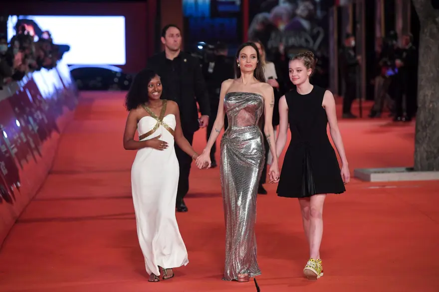 Angelina Jolie-Brad Pitt çiftinin kızı Zahara üniversiteli oldu: Pitt soyadını kullanmadı 7