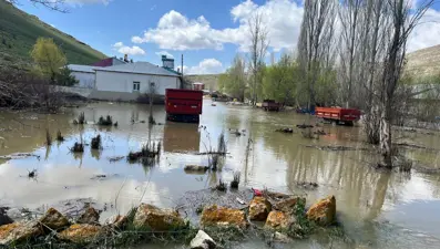 Bayburt'ta sağanak yağış: Dere taştı, köy su altında kaldı