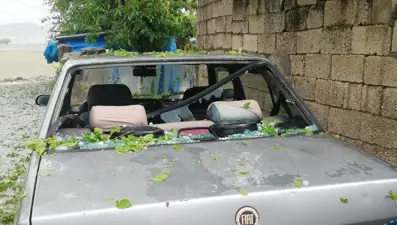 Ceviz büyüklüğünde dolu yağdı
