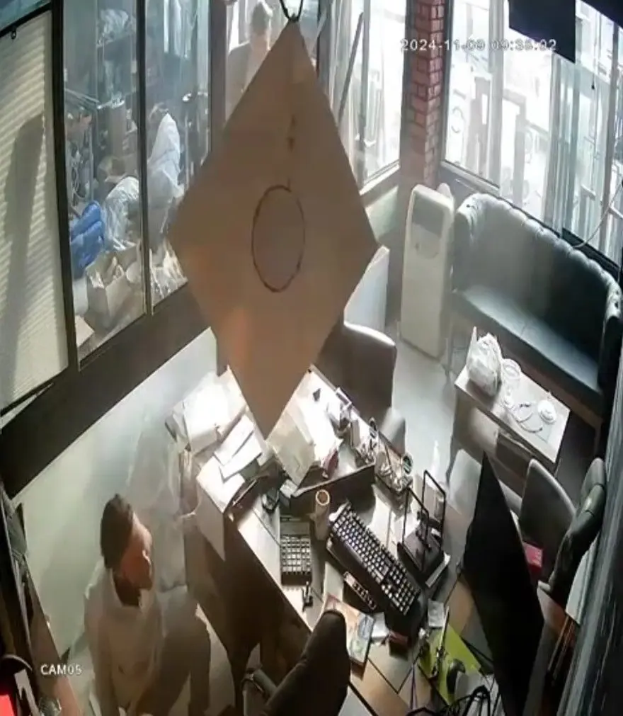 Güvercin beslemek için çıktığı asma tavan çöktü 2