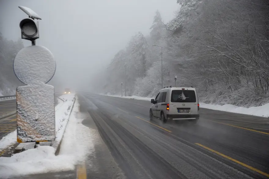Bolu Dağı geçişinde kar yağışı 6