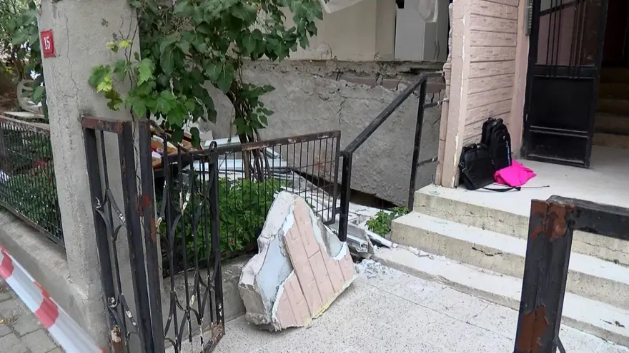 Avcılar'da facianın eşiğinden dönüldü: Balkon çöktü, kadın beton parçalarının altında kaldı 1 Avcılar'da facianın eşiğinden dönüldü: Balkon çöktü, kadın beton parçalarının altında kaldı 1
