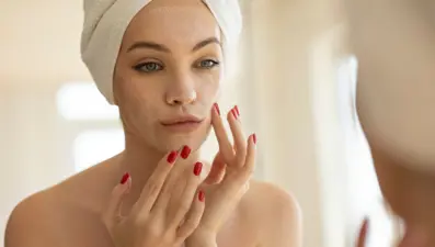 Dermatolog "asla kullanmayın" diyerek açıkladı: Popüler bu ürün cildinizi mahvediyor