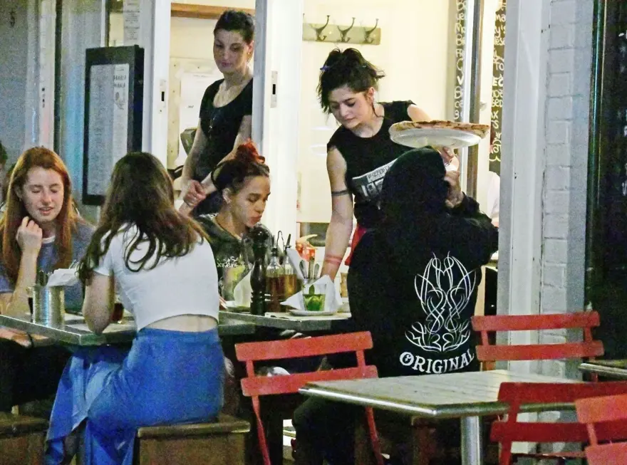 FKA Twigs ve sevgilisinin park keyfi 10