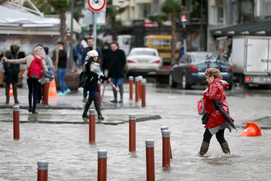 İzmir'de fırtına: Deniz taştı, işyerlerini su bastı 6