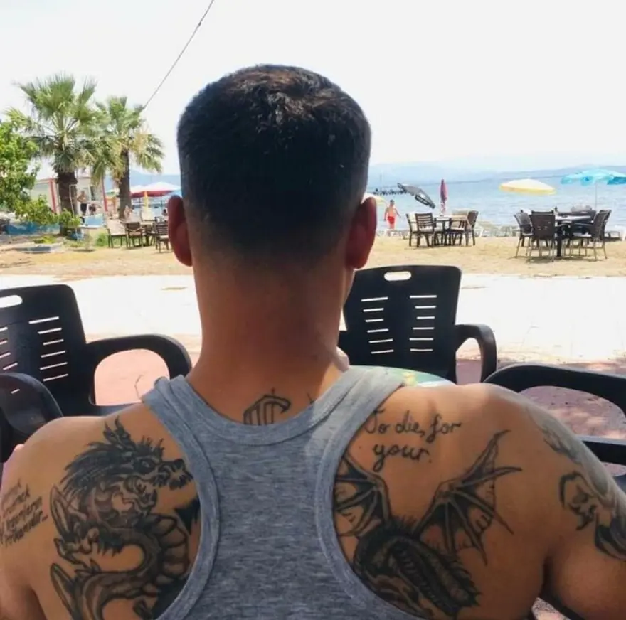 SIRTINDAKİ EJDERHA DÖVMESİNDEN TEŞHİS ETTİ 5