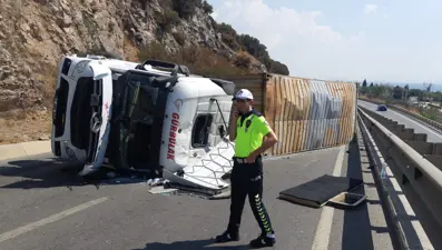 Kocaeli'nde yağ yüklü TIR devrildi: D-100'de kuyruk oluştu