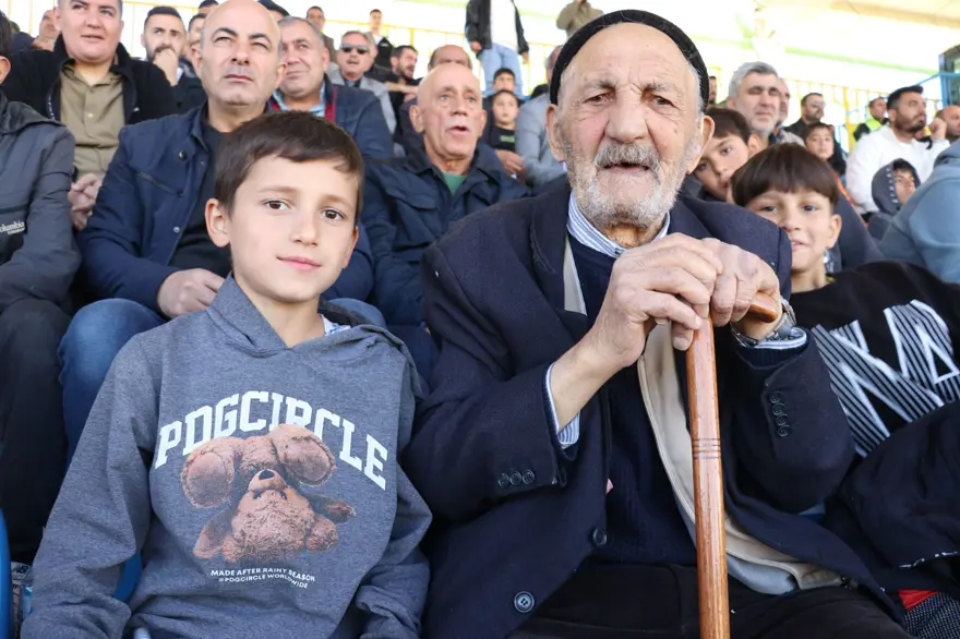 85'lik Selahattin dedenin futbol tutkusu: Kulübün en yaşlı taraftarı, her maça gidiyor 1
