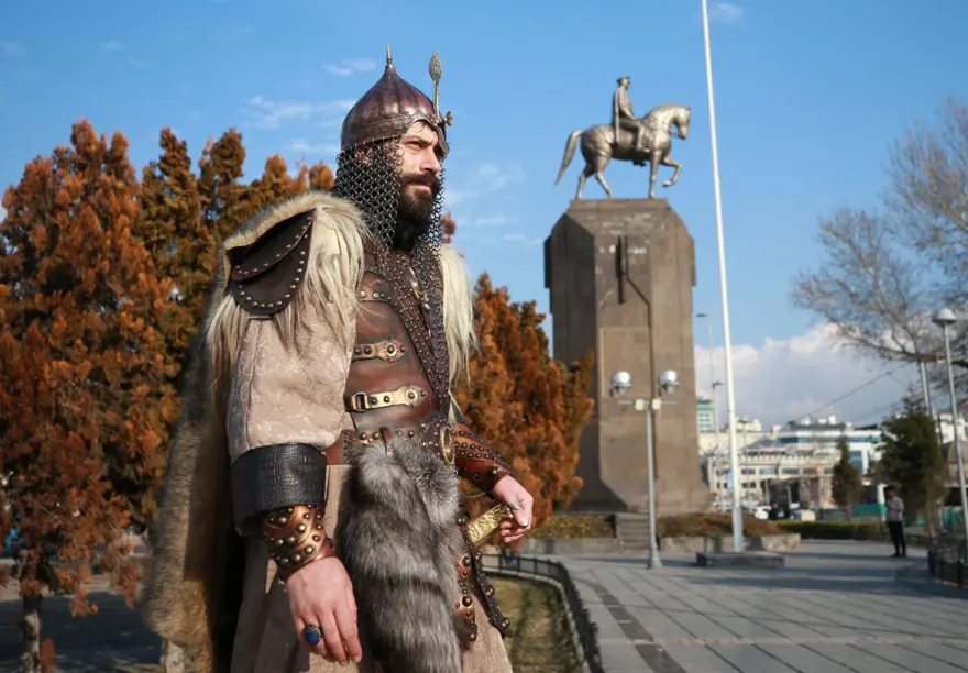 Giydiği kıyafeti çizme, yüzük, kılıç kınıyla tamamlıyor: 33 yaşındaki Gezer alp kıyafetliyle ilgi çekiyor 