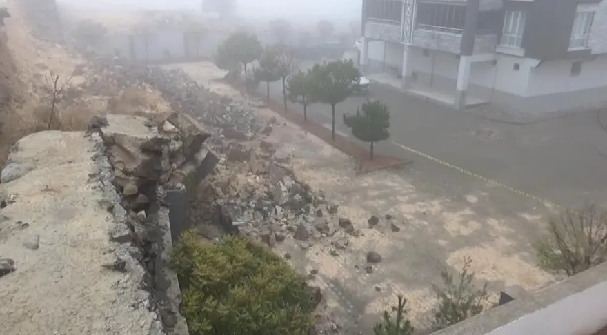 Yoğun yağış sonrası istinat duvarı çöktü, araçlar altındakaldı 6 Yoğun yağış sonrası istinat duvarı çöktü, araçlar altındakaldı 6