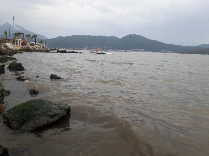 Fethiye'de sel suları, denizin rengini değiştirdi 2 Fethiye'de sel suları, denizin rengini değiştirdi 2