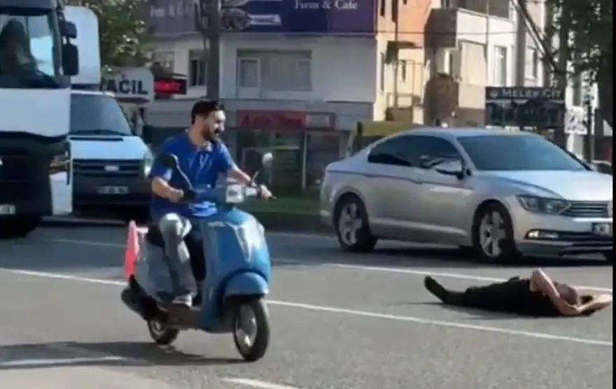 Yolun ortasına yattı, trafiği tehlikeye attı 2