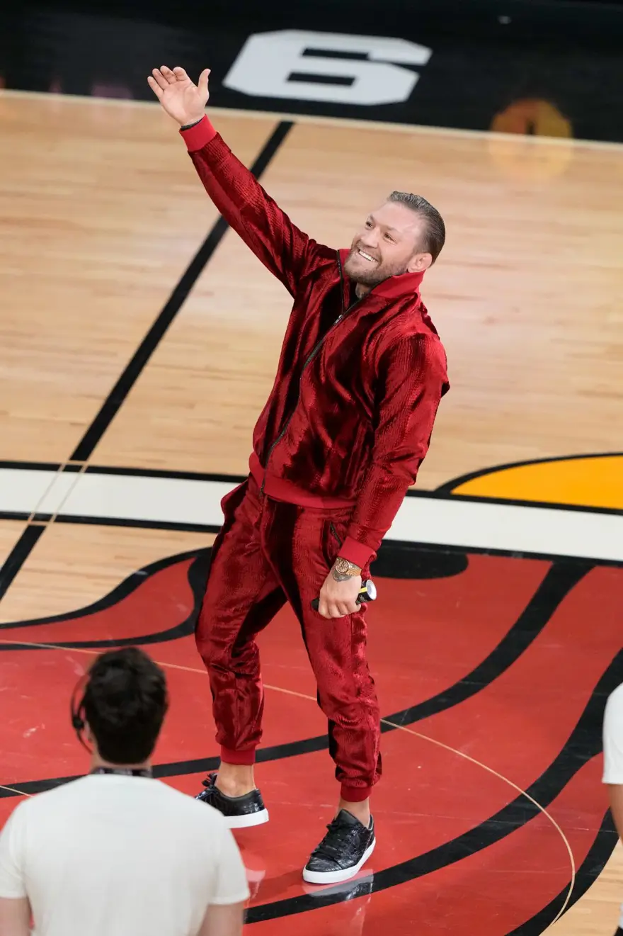 Conor McGregor NBA maskotunu yumruklayarak hastanelik etti 4