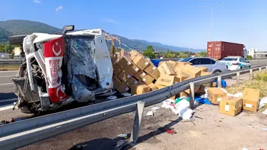 Emniyet şeridinde duran otomobile çarpan kamyonet devrildi: 2’si ağır, 4 yaralı