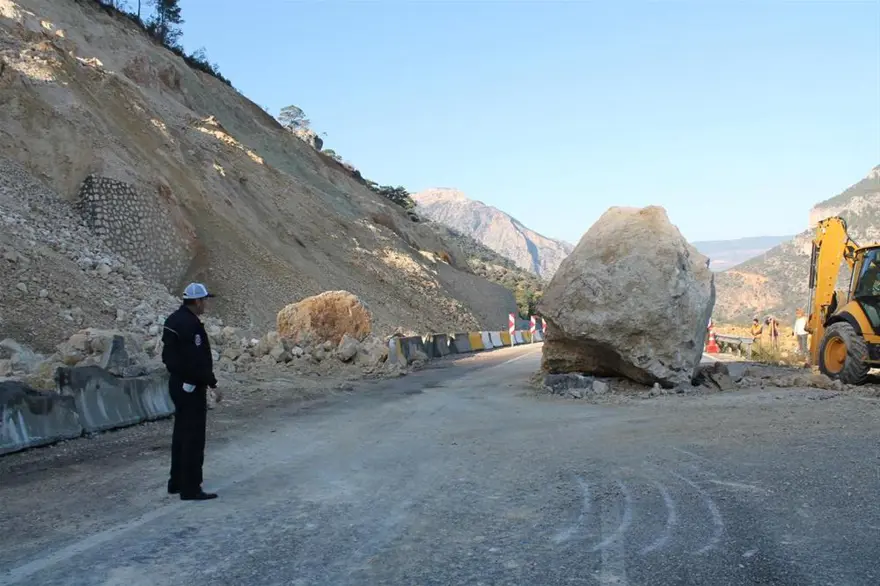 Dev kaya yola düştü 11