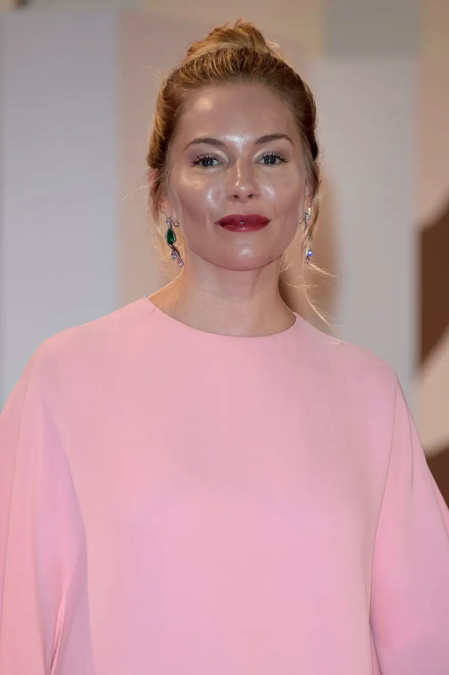 Meryl Streep The Laundromat filminin Venedik prömiyerinde 3