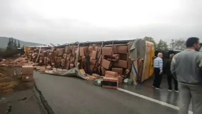 TEM'de TIR devrildi: Ankara yönü kapandı