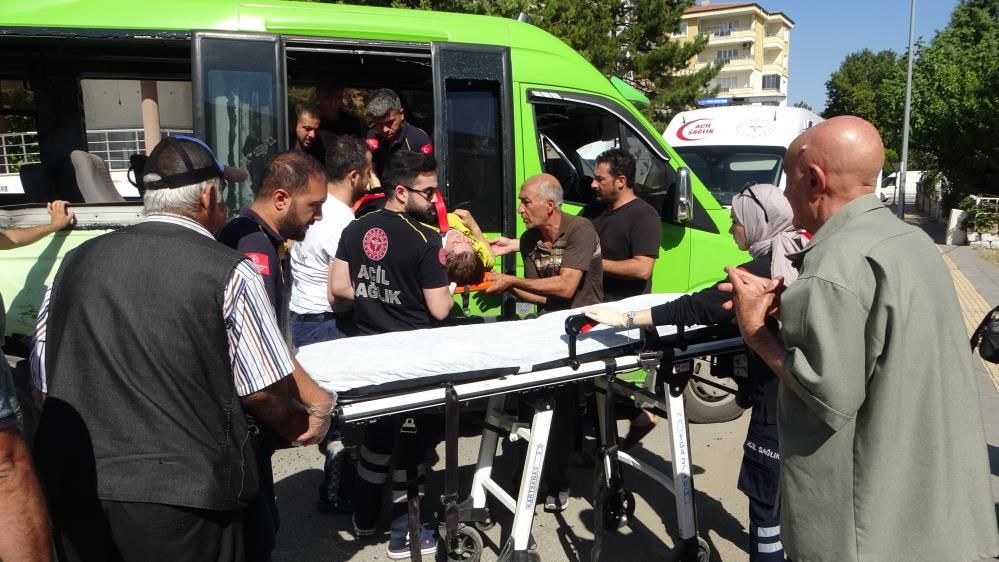 Yolcu minibüsleri çarpıştı: 15 yaralı