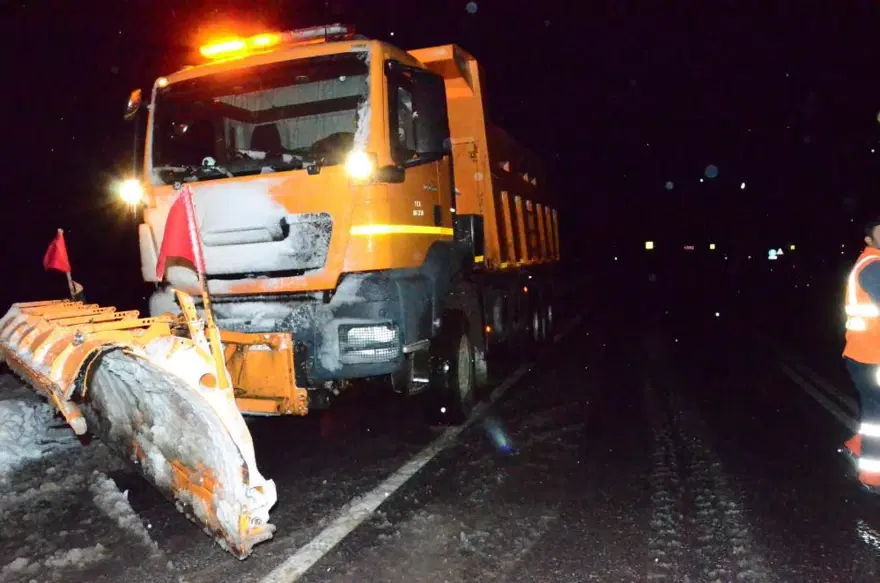 EKİPLER TUZLAMA ÇALIŞMASI YAPIYOR 3
