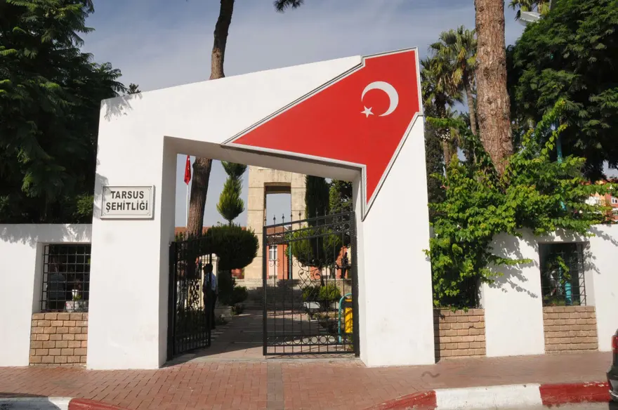 Şehitlerin mezarlarındaki bayrakları çaldılar 4