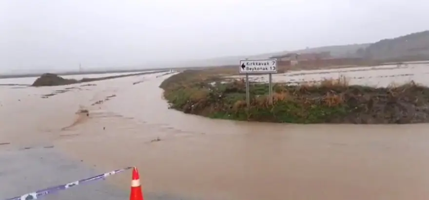Edirne Uzunköprü'de sağanak: Dereler taştı, yollar ulaşıma kapatıldı 